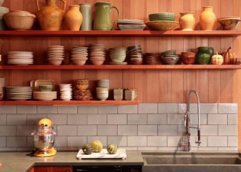 Otvorene police u kuhinji